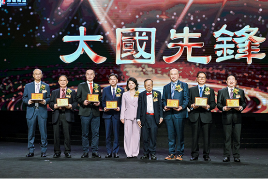蔡豪杰出席第十一届年度杰出人物奖颁奖典礼 蔡豪杰出席第十一届年度杰出人物奖颁奖典礼