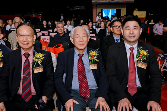 蔡豪杰出席第十一届年度杰出人物奖颁奖典礼 蔡豪杰出席第十一届年度杰出人物奖颁奖典礼